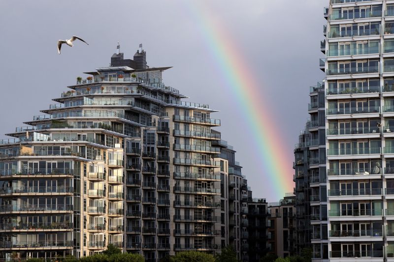 © Reuters. FILE PHOTO: A rainbow is seen over apartments in Wandsworth on the River Thames as UK house prices continue to fall, in London, Britain, August 26, 2023.   REUTERS/Kevin Coombs/ File Photo