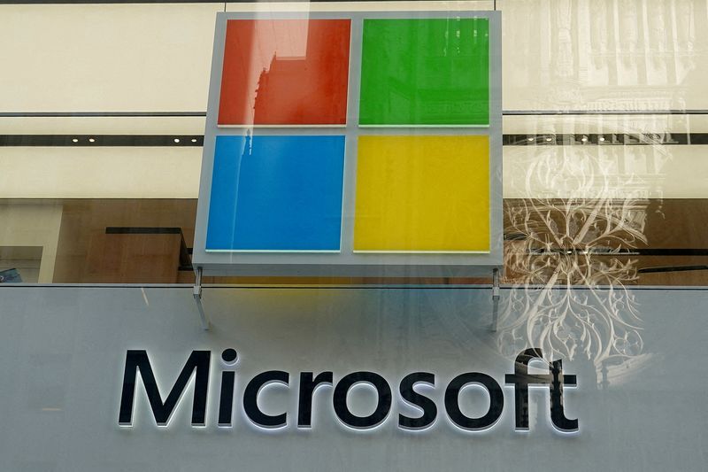 © Reuters. FILE PHOTO: A Microsoft logo is pictured on a store in the Manhattan borough of New York City, New York, U.S., January 25, 2021. REUTERS/Carlo Allegri/File Photo