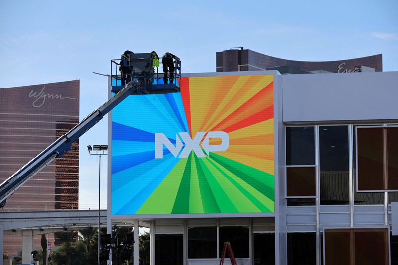 © Reuters. Workers prepare an exhibit house for NXP at CES 2025, an annual consumer electronics trade show, in Las Vegas, Nevada, U.S. January 5, 2025.  REUTERS/Steve Marcus