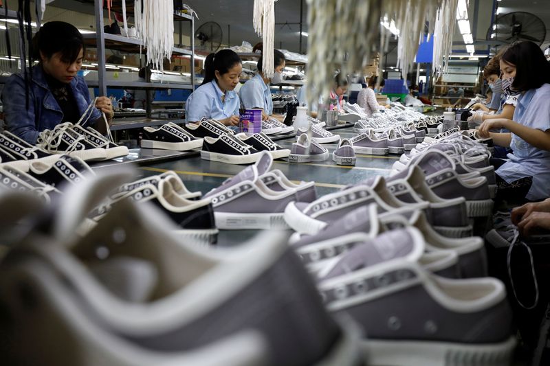 © Reuters. Employees work at a shoe factory for export in Hanoi, Vietnam December 29, 2020. REUTERS/Kham