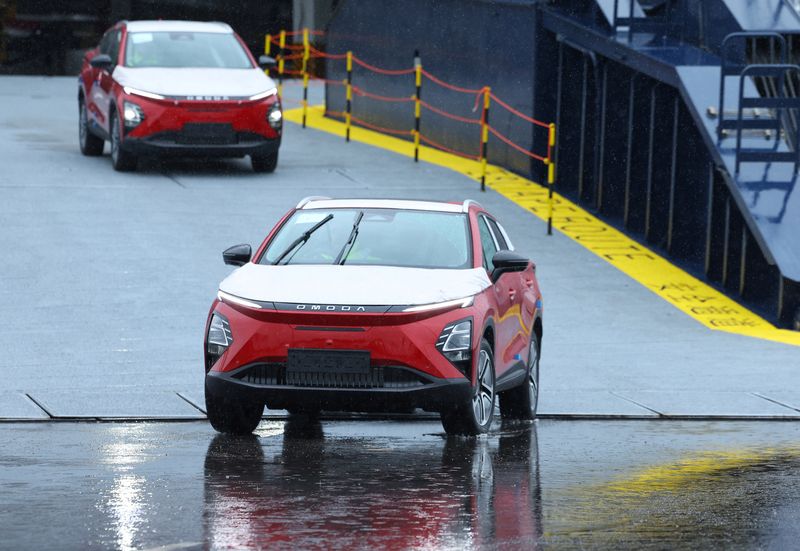 © Reuters. FILE PHOTO: Omoda E5 electric cars manufactured by Chinese automaker Chery are unloaded from a cargo ship at the Royal Portbury Dock, near Bristol, south west Britain, September 5, 2024. REUTERS/Toby Melville/File Photo