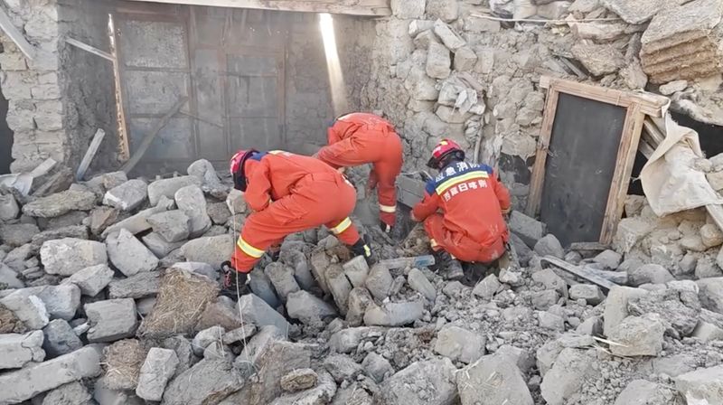 © Reuters. Rescue teams look through rubble in the aftermath of an earthquake in a location given as Shigatse City, Tibet Autonomous Region, China, January 7, 2025, in this screengrab obtained from a handout video. Tibet Fire and Rescue/Handout via REUTERS