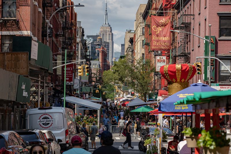 © Reuters. FILE PHOTO: People walk down a street lined with outdoor seating for restaurants in the Little Italy neighborhood of Manhattan, in New York City, New York, U.S., July 18, 2021. REUTERS/Jeenah Moon/File Photo