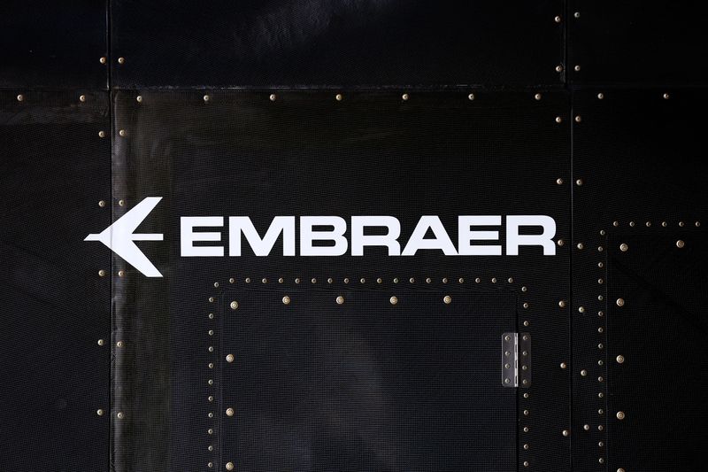 © Reuters. FILE PHOTO: The Embraer logo is seen at the full-scale prototype of an electric vertical take-off and landing (eVTOL) aircraft developed by Eve Air Mobility, an Embraer group company, as it is presented for the first time in Gaviao Peixoto, Brazil July 3, 2024. REUTERS/Amanda Perobelli/File Photo