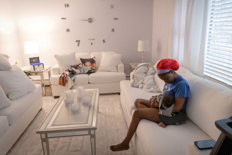 © Reuters. FILE PHOTO: Accountant Aliyah Ponton, 25, breastfeeds Savion, her newborn son, while she sits in her living room in Sparta, New Jersey, U.S., February 25, 2023.     REUTERS/Joy Malone/File Photo