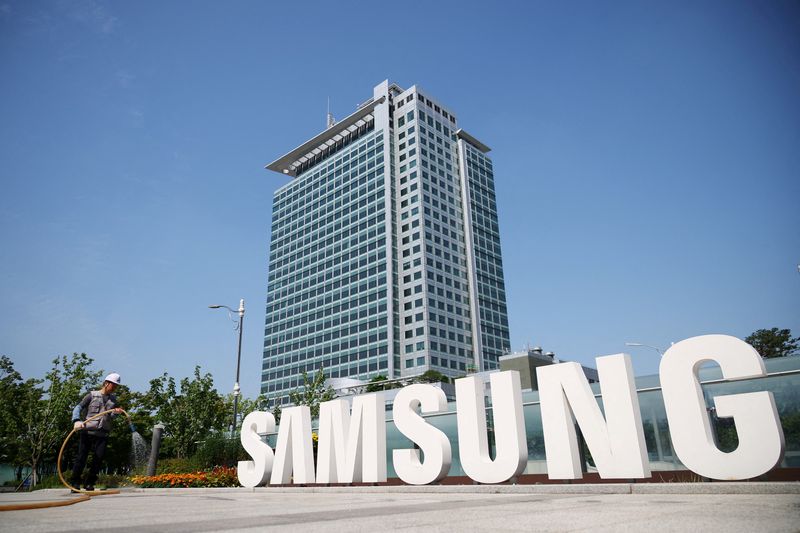 © Reuters. FILE PHOTO: A worker waters a flower bed next to the logo of Samsung Electronics during a media tour at Samsung Electronics' headquarters in Suwon, South Korea, June 13, 2023.  REUTERS/Kim Hong-Ji/File Photo