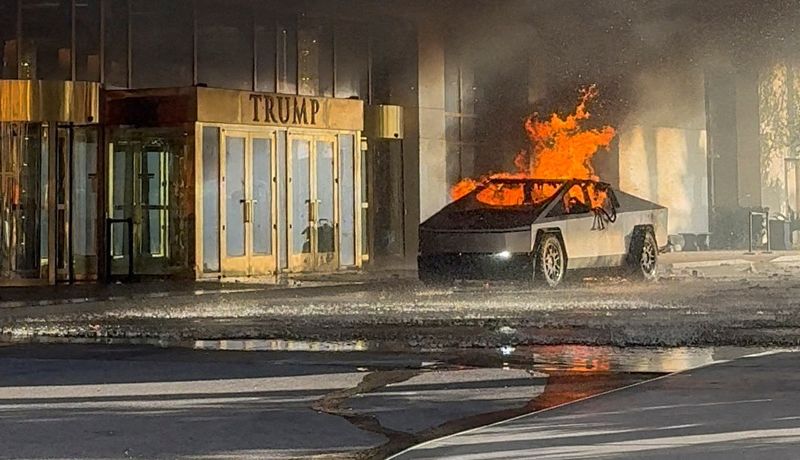 © Reuters. FILE PHOTO: Flames rise from a Tesla Cybertruck after it exploded outside the Trump International Hotel Las Vegas, in Las Vegas, Nevada, U.S., January 1, 2025 in this screengrab taken from a social media video. Alcides Antunes/via REUTERS/File Photo