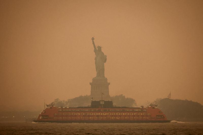 © Reuters. FILE PHOTO: The Statue of Liberty is covered in haze and smoke caused by wildfires in Canada, in New York, U.S., June 6, 2023.      REUTERS/Amr Alfiky/File Photo