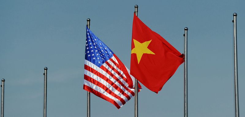 © Reuters. FILE PHOTO: The U.S. flag (L) flutters next to the Vietnamese flag in Hanoi, Vietnam June 1, 2015. REUTERS/Hoang Dinh Nam/Pool/ File Photo