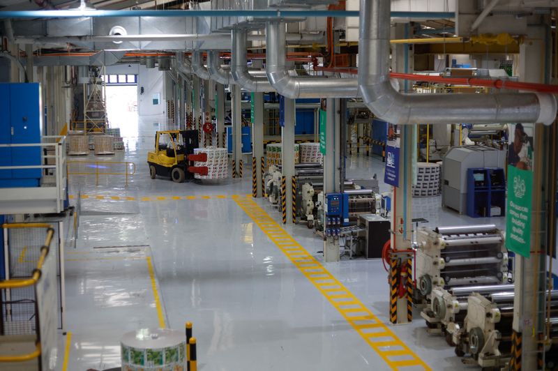 © Reuters. FILE PHOTO: A general view shows the Tetra Pak factory floor in Durban, South Africa, April 4, 2024. REUTERS/Rogan Ward/File photo