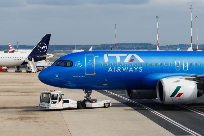 © Reuters. FILE PHOTO: An Italian carrier Italia Trasporto Aereo (ITA Airways) plane parks next to a Lufthansa plane at Leonardo da Vinci International Airport in Fiumicino, near Rome, Italy, September 23, 2024. REUTERS/Remo Casilli/File Photo