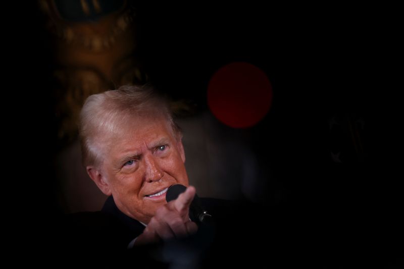 © Reuters. FILE PHOTO: U.S. President-elect Donald Trump gestures as he makes remarks at Mar-a-Lago in Palm Beach, Florida, U.S. January 7, 2025. REUTERS/Carlos Barria/File Photo