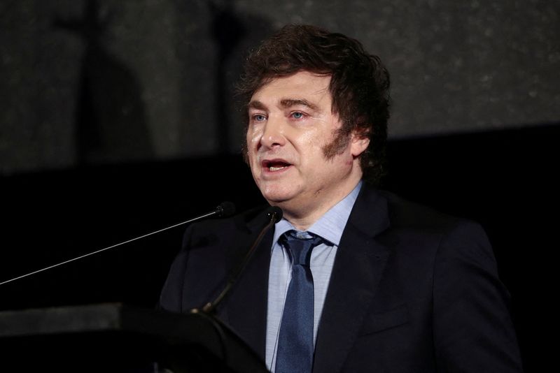 © Reuters. FILE PHOTO: Argentina's President Javier Milei delivers a speech during a lunch of the Uruguay's Marketing Managers Association (ADM), on the sidelines of the Mercosur Summit in Montevideo, Uruguay, December 6, 2024. REUTERS/Mariana Greif/File Photo