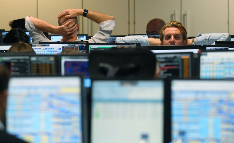 © Reuters. FILE PHOTO: Traders at BGC Partners look at screens in London, Britain, November 9, 2016. REUTERS/Toby Melville/File photo