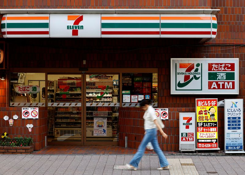 © Reuters. FILE PHOTO: A pedestrian walks past Japan's Seven & I’s 7-Eleven convenience store in Tokyo, Japan August 19,  2024. REUTERS/Kim Kyung-Hoon/ File Photo