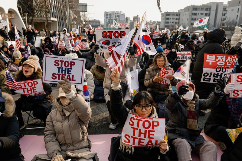 © Reuters. Pro-Yoon protesters take part in a rally to support impeached South Korean President Yoon Suk Yeol near his official residence in Seoul, South Korea January 8, 2025. REUTERS/Tyrone Siu