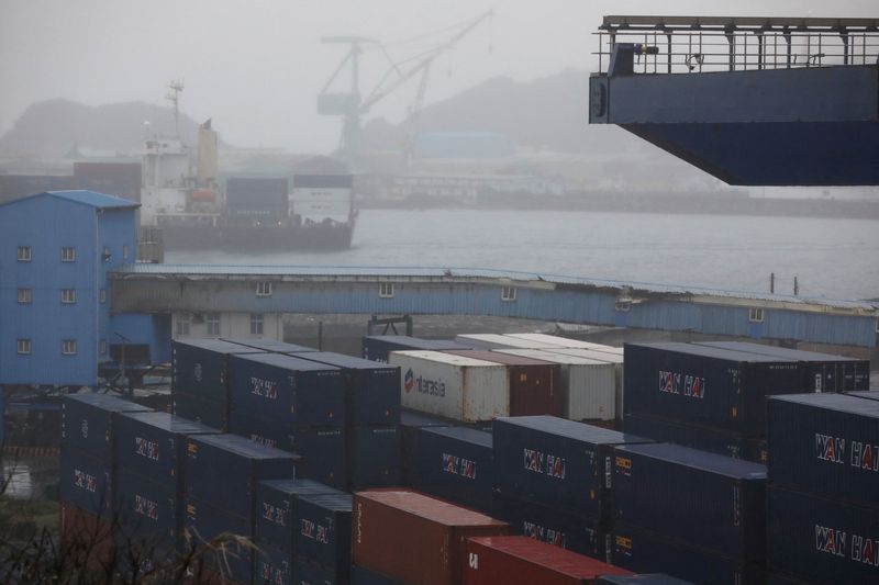 © Reuters. FILE PHOTO: Shipping containers are seen at the Port of Keelung in Taiwan February 13, 2023. REUTERS/I-Hwa Cheng/File Photo