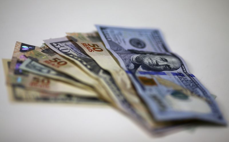 © Reuters. FILE PHOTO: Brazilian Real and U.S. dollar notes are pictured at a currency exchange office in Rio de Janeiro, Brazil, in this September 10, 2015 photo illustration.   REUTERS/Ricardo Moraes/File Photo