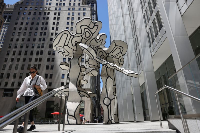 © Reuters. FILE PHOTO: A woman walks past a sculpture in the Financial District of New York City, New York, U.S., July 11, 2024. REUTERS/Caitlin Ochs/File Photo