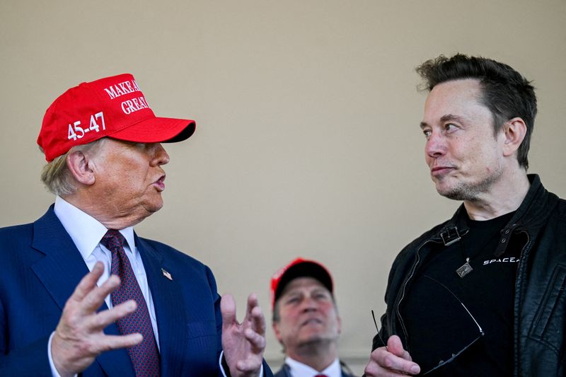 © Reuters. FILE PHOTO: Elon Musk speaks with U.S. President-elect Donald Trump at a viewing of the launch of the sixth test flight of the SpaceX Starship rocket in Brownsville, Texas, U.S., November 19, 2024 Brandon Bell/Pool via REUTERS/File Photo