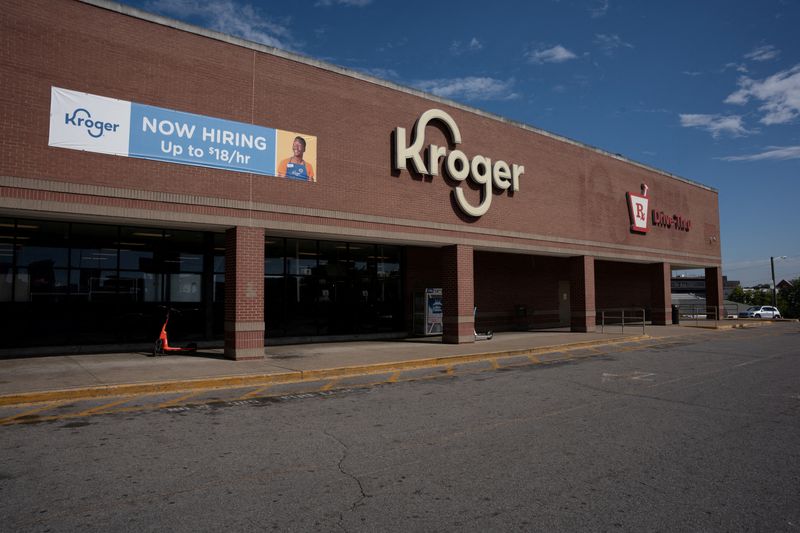 © Reuters. FILE PHOTO: The outside of a near by Kroger grocery store is seen in Nashville, Tennessee, U.S. August 17, 2024.  REUTERS/Kevin Wurm/File Photo