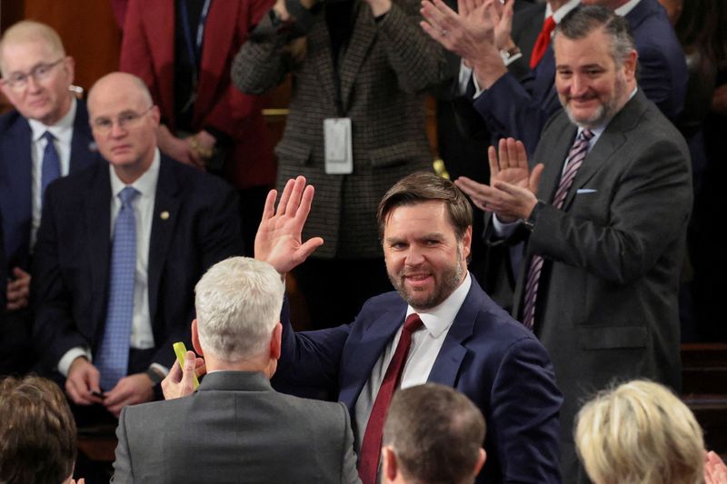 © Reuters. FILE PHOTO: Vice President-elect JD Vance waves as he attends a joint session of Congress to certify Donald Trump's election, at the U.S. Capitol in Washington, U.S. January 6, 2025. REUTERS/Evelyn Hockstein/File Photo