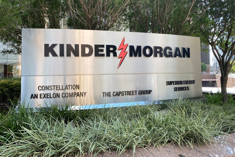 © Reuters. FILE PHOTO: The headquarters of U.S. energy exporter and pipeline operator Kinder Morgan Inc. is seen in Houston, Texas, U.S. September 27, 2020. Picture taken September 27, 2020.  REUTERS/Gary McWilliams/File Photo