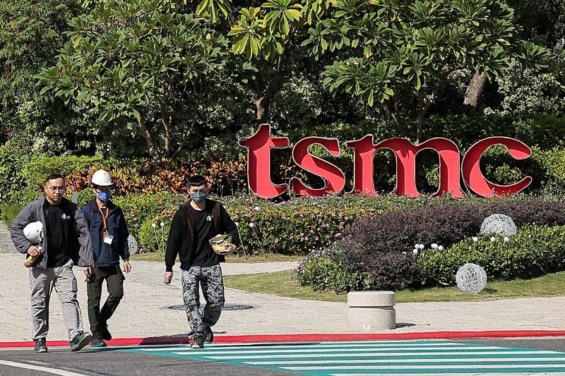 © Reuters. FILE PHOTO: People walk across the streets in front of TSMC Fab 18 at Southern Taiwan Science Park in Tainan, Taiwan December 5, 2024. REUTERS/Ann Wang/ File Photo