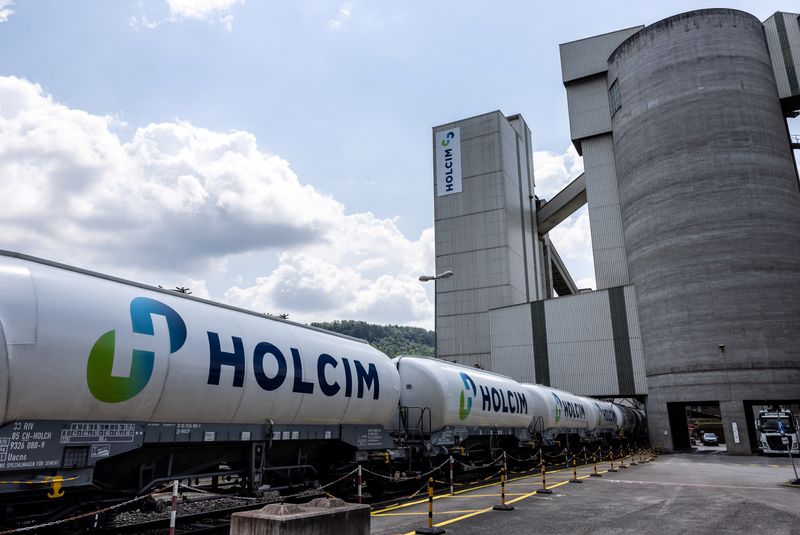 © Reuters. FILE PHOTO: Rail carriages are pictured at the Siggenthal plant cement maker Holcim in Wurenlingen near Zurich, Switzerland, June 27, 2024. REUTERS/Denis Balibouse/File Photo