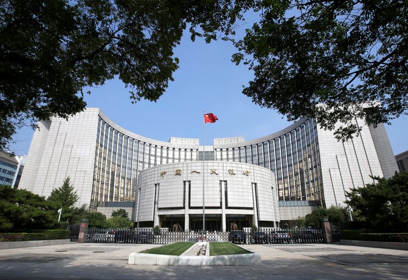 © Reuters. FILE PHOTO: Headquarters of the People's Bank of China (PBOC), the central bank, is pictured in Beijing, China September 28, 2018. REUTERS/Jason Lee/ File Photo