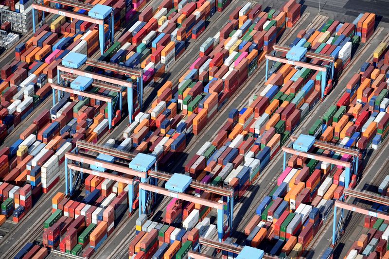 © Reuters. FILE PHOTO: Aerial view of containers at a loading terminal in the port of Hamburg, Germany August 1, 2018. REUTERS/Fabian Bimmer/ File Photo