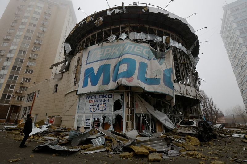 © Reuters. A man looks at a damaged store after the shelling, which local Russian-installed authorities called a Ukrainian military strike, in the course of Russia-Ukraine conflict, in Donetsk, Russian-controlled Ukraine, January 10, 2025. REUTERS/Alexander Ermochenko