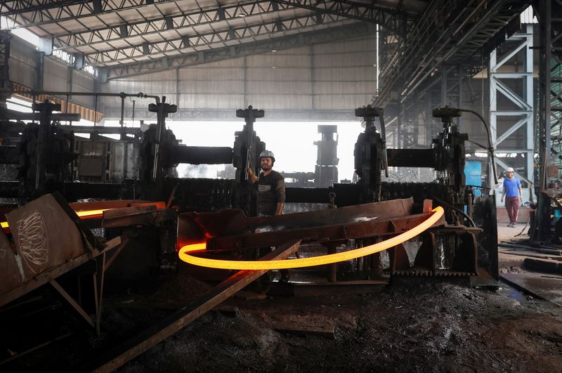 © Reuters. FILE PHOTO: Employees work at a steel processing production line of a factory in Mandi Gobindgarh, in the northern state of Punjab, India, October 19, 2024. REUTERS/Priyanshu Singh/File Photo