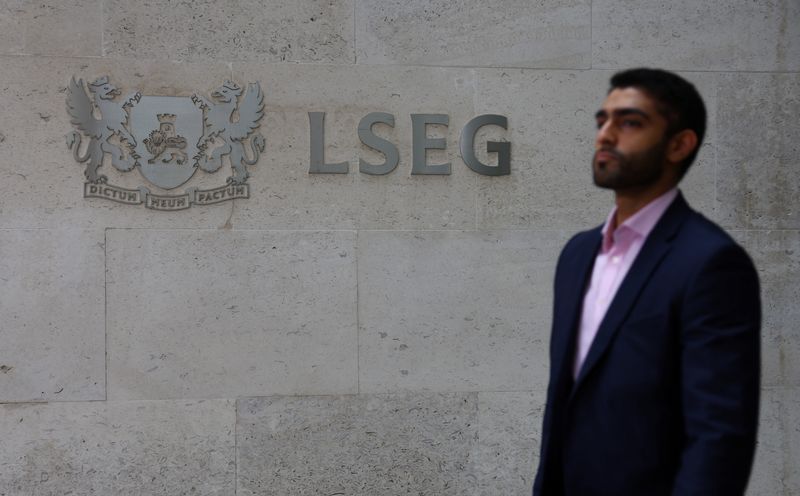 © Reuters. FILE PHOTO: A man walks past the London Stock Exchange in London, Britain, May 14, 2024. REUTERS/Hannah McKay/File Photo