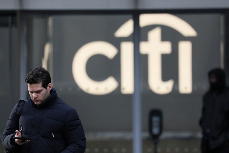 © Reuters. FILE PHOTO: A worker exits the Citi Headquarters in New York, U.S., January 22, 2024.  REUTERS/Brendan McDermid/File Photo