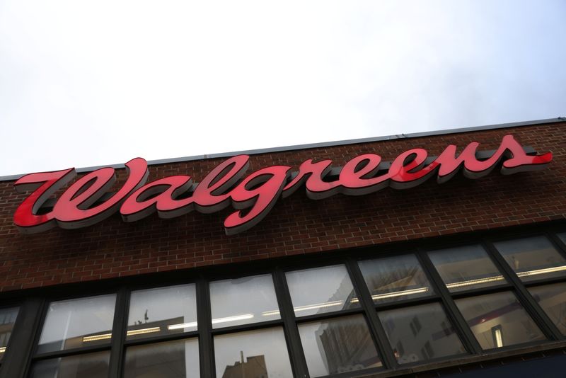 © Reuters. FILE PHOTO: Signage is seen outside of a Walgreens, owned by the Walgreens Boots Alliance, Inc., in Manhattan, New York City, U.S., November 26, 2021. REUTERS/Andrew Kelly/File Photo