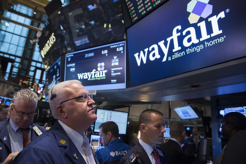 © Reuters. FILE PHOTO: Traders wait for the Wayfair IPO on the floor of the New York Stock Exchange October 2, 2014. REUTERS/Lucas Jackson/File Photo