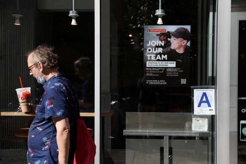 © Reuters. FILE PHOTO: A hiring sign is seen in a restaurant as the U.S. Labor Department released its July employment report, in Manhattan, New York City, U.S., August 5, 2022. REUTERS/Andrew Kelly/File Photo