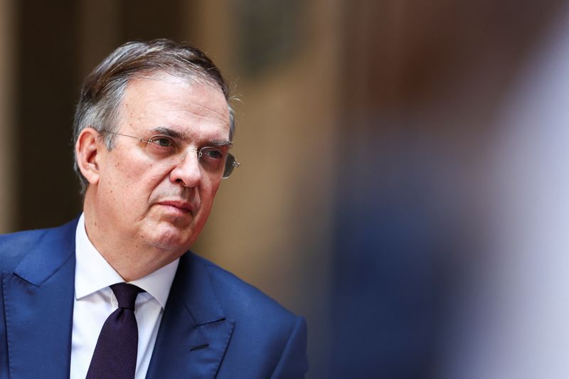 © Reuters. FILE PHOTO: Mexican Minister of Economy Marcelo Ebrard attends a press conference after a meeting with business people from Mexico and the United States, in Mexico City, Mexico October 15, 2024 REUTERS/Raquel Cunha/File Photo