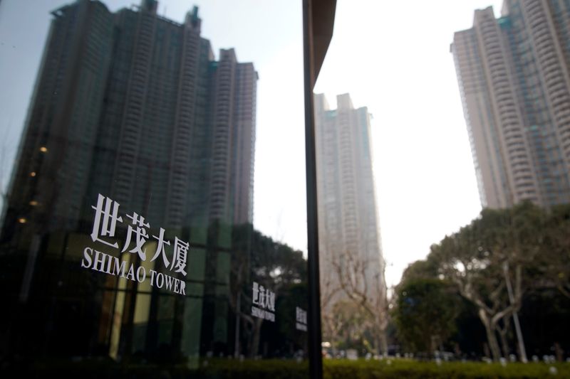 © Reuters. FILE PHOTO: Residential buildings developed by property developer Shimao Group are seen reflected on a glass panel of Shimao Tower in Shanghai, China January 13, 2022. REUTERS/Aly Song/File Photo