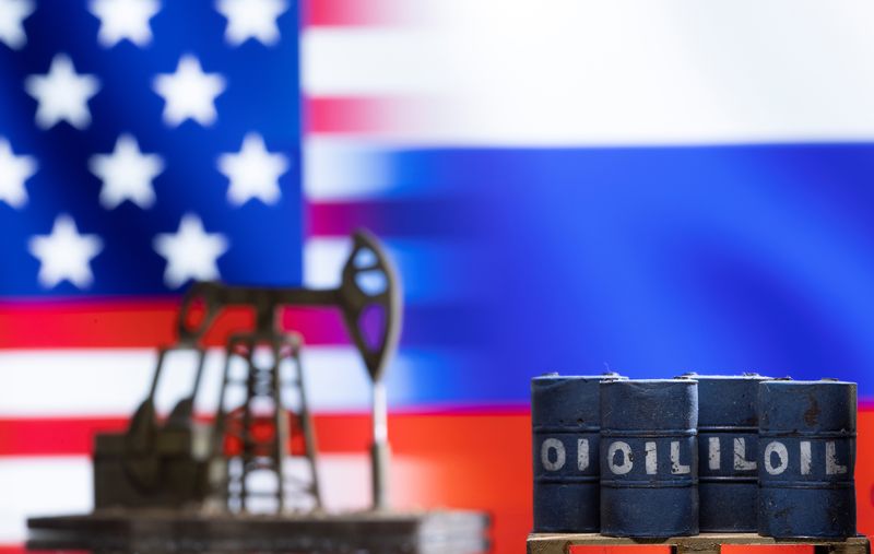 © Reuters. FILE PHOTO: Models of oil barrels and a pump jack are seen in front of displayed U.S. and Russia flag colours in this illustration taken March 8, 2022. REUTERS/Dado Ruvic/Illustration/File Photo