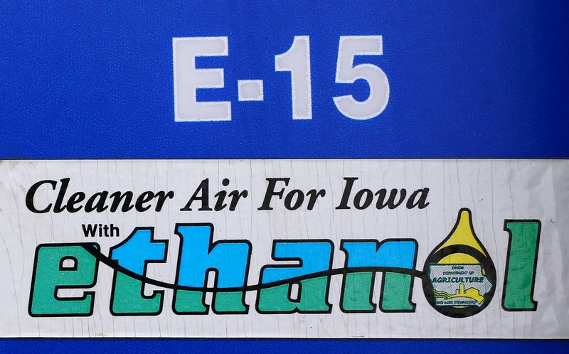 © Reuters. FILE PHOTO: A gas pump selling E15, a gasoline with 15 percent of ethanol, is seen in Mason City, Iowa, United States, May 18, 2015. REUTERS/Jim Young/File Photo