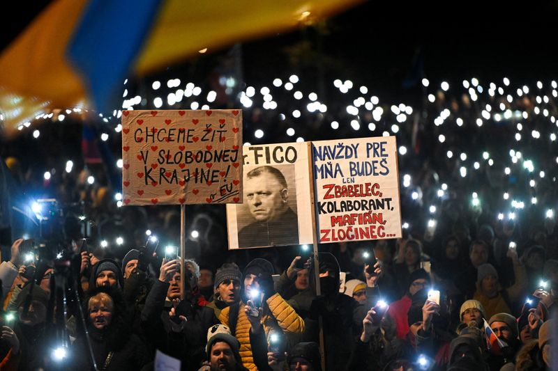 © Reuters. Demonstrators attend an anti-government protest in support of Ukraine, amid Russia's attack on Ukraine, in Bratislava, Slovakia, January 10, 2025. REUTERS/Radovan Stoklasa