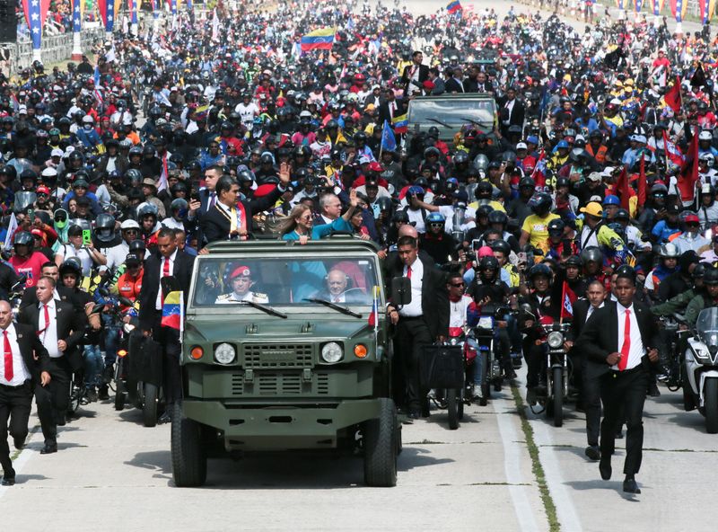 © Reuters. Venezuela's President Nicolas Maduro and his wife Cilia Flores participate in a procession with supporters on motorcycles on the day of his inauguration for a third six-year term, in Caracas, Venezuela January 10, 2025. Francisco Batista/Miraflores Palace/Handout via REUTERS