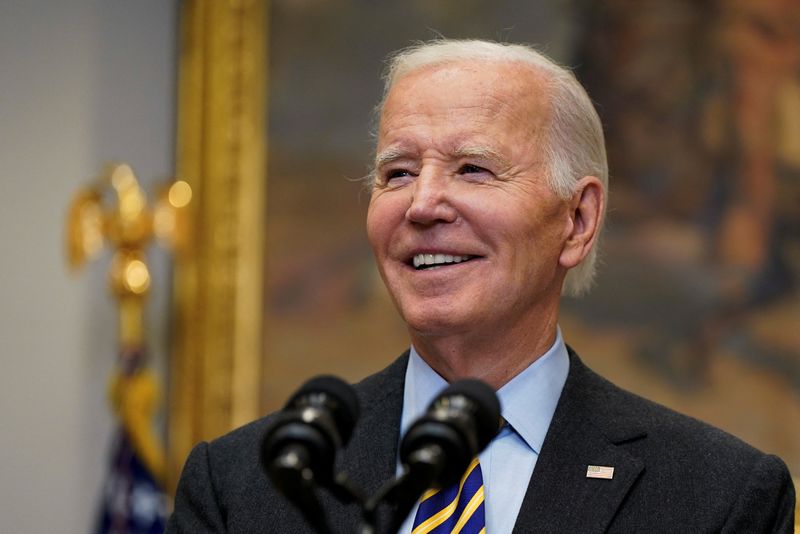 © Reuters. U.S. President Joe Biden reacts as he speaks from the Roosevelt Room about the jobs report and the state of the economy at the White House in Washington, U.S., January 10, 2025. REUTERS/Elizabeth Frantz