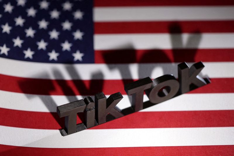 © Reuters. FILE PHOTO: TikTok logo is placed on a U.S. flag in this illustration taken, April 25, 2024. REUTERS/Dado Ruvic/Illustration/File Photo