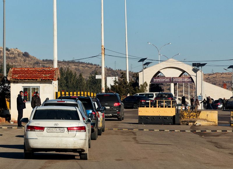 © Reuters. FILE PHOTO: Vehicles queue to enter Lebanon, after the ousting of Syria's Bashar al-Assad, near the Lebanese-Syrian border, in Syria, January 1, 2025. REUTERS/Amr Abdallah Dalsh/File Photo