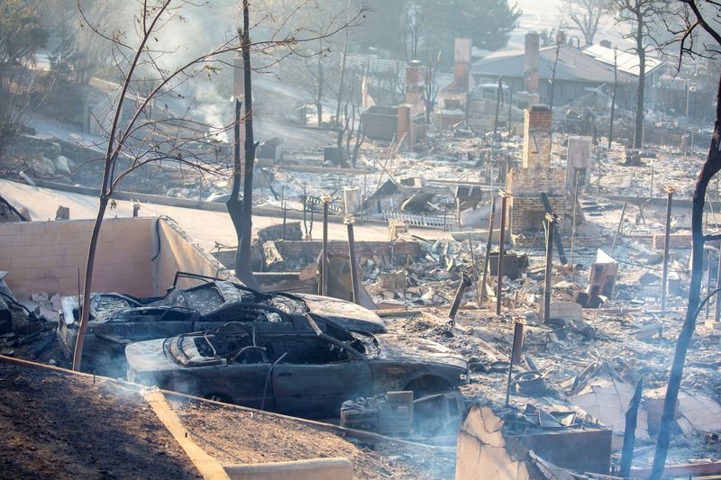 © Reuters. Burned out cars are seen amid damaged structures after residents fled from the Eaton Fire, one of six simultaneous blazes that have swept across Los Angeles County, in Altadena, California, U.S., January 11, 2025. REUTERS/Ringo Chiu