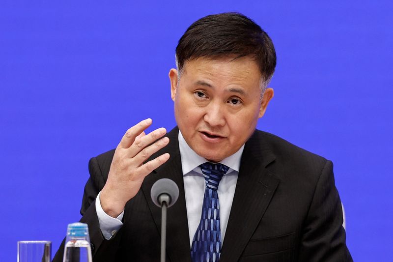 © Reuters. FILE PHOTO: People's Bank of China (PBOC) Governor Pan Gongsheng attends a press conference in Beijing, China September 24, 2024. REUTERS/Tingshu Wang/File Photo