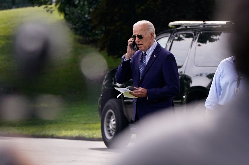 © Reuters. U.S. President Joe Biden talks on a phone while walking towards Marine One as he departs the White House in Washington, U.S., August 16, 2024. REUTERS/Elizabeth Frantz/File Photo